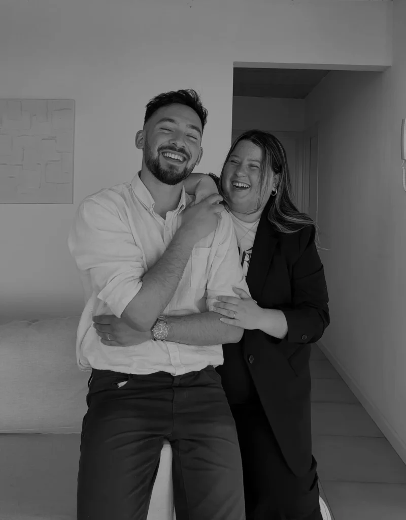 Seba y Vero sonriendo juntos.